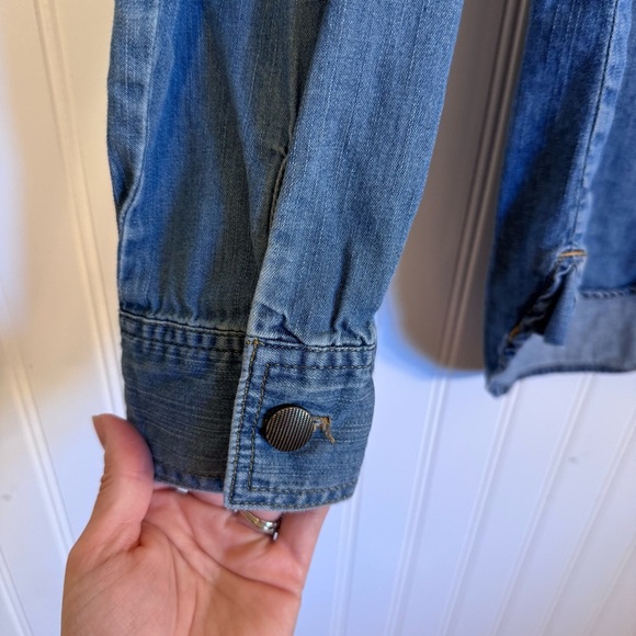 CAbi Jeans Blue Denim Shirt Western Chambray Button Down Pockets Women’s Size M - Picture 3 of 13
